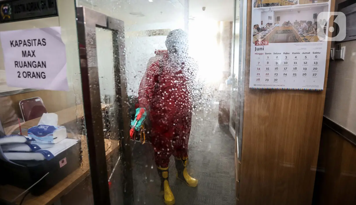 Petugas Suku Dinas Penanggulangan Kebakaran dan Penyelamatan (Damkar) Jakarta Pusat menyemprot disinfektan dan sterilisasi Gedung DPRD DKI Jakarta, Rabu (29/7/2020). Penyemprotan dilakukan setelah anggota DPRD DKI dan staf terpapar COVID-19. (Liputan6.com/Faizal Fanani)