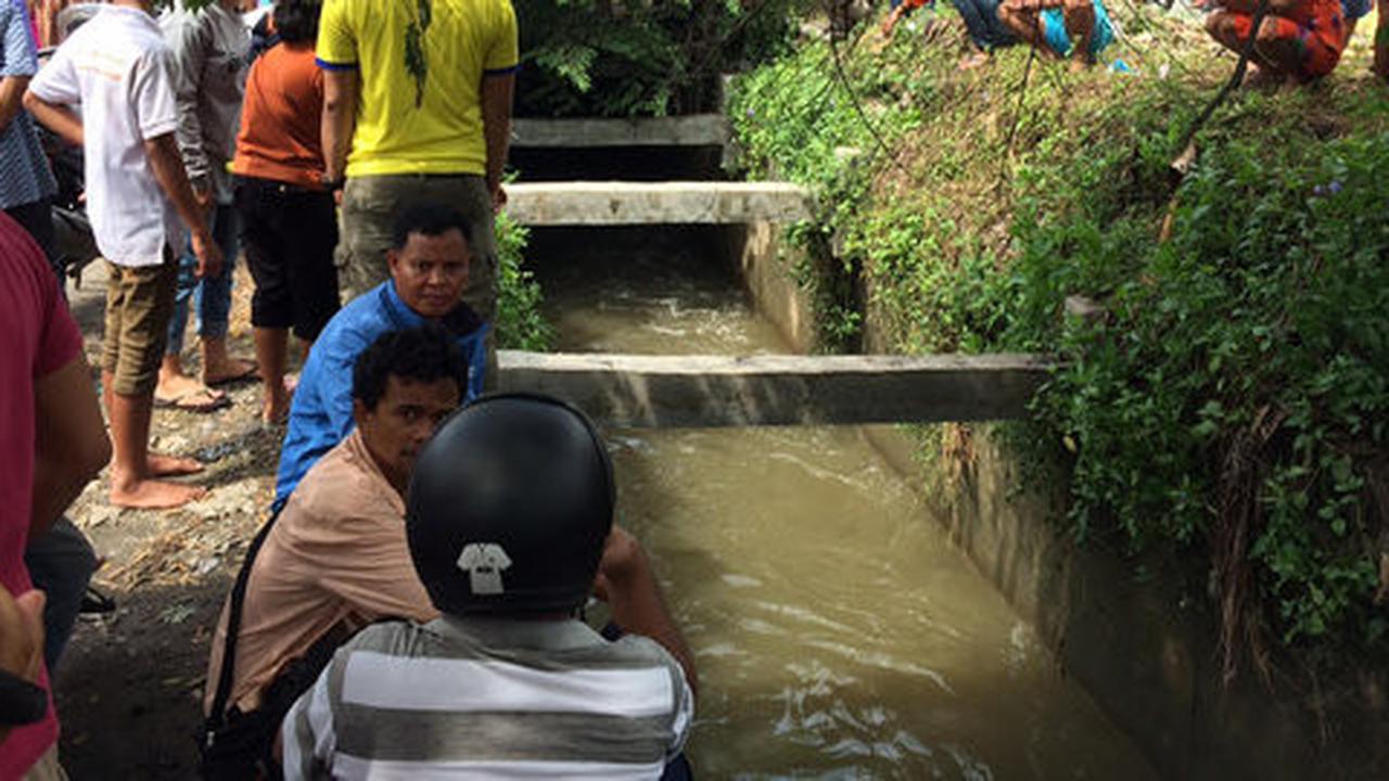 Terperosok ke parit saat banjir, ibu dan putranya hilang
