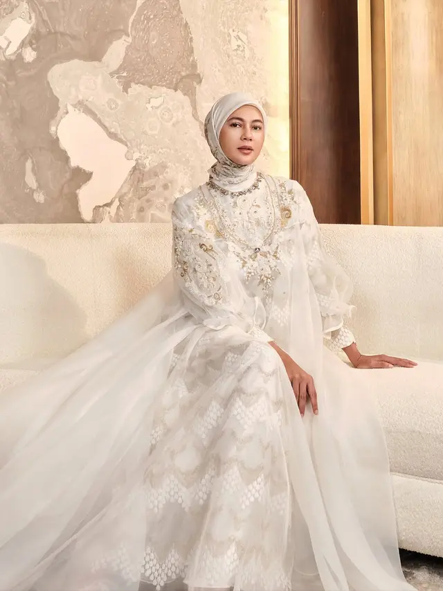 Gaya Elegan Nuansa Putih Paula Verhoeven, Inspirasi Tampilan Lebaran