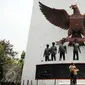 Sejumlah Pramuka mengabadikan patung tujuh pahlawan revolusi di Monumen Pancasila Sakti, Jakarta, Selasa (29/9/2015). Pemerintah akan mengadakan upacara peringatan Hari Kesaktian Pancasila pada 1 Oktober mendatang. (Liputan6.com/Helmi Fithriansyah)