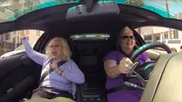 Lucu, Video Ini Tunjukan Dua Nenek Saat Kendarai Lamborghini