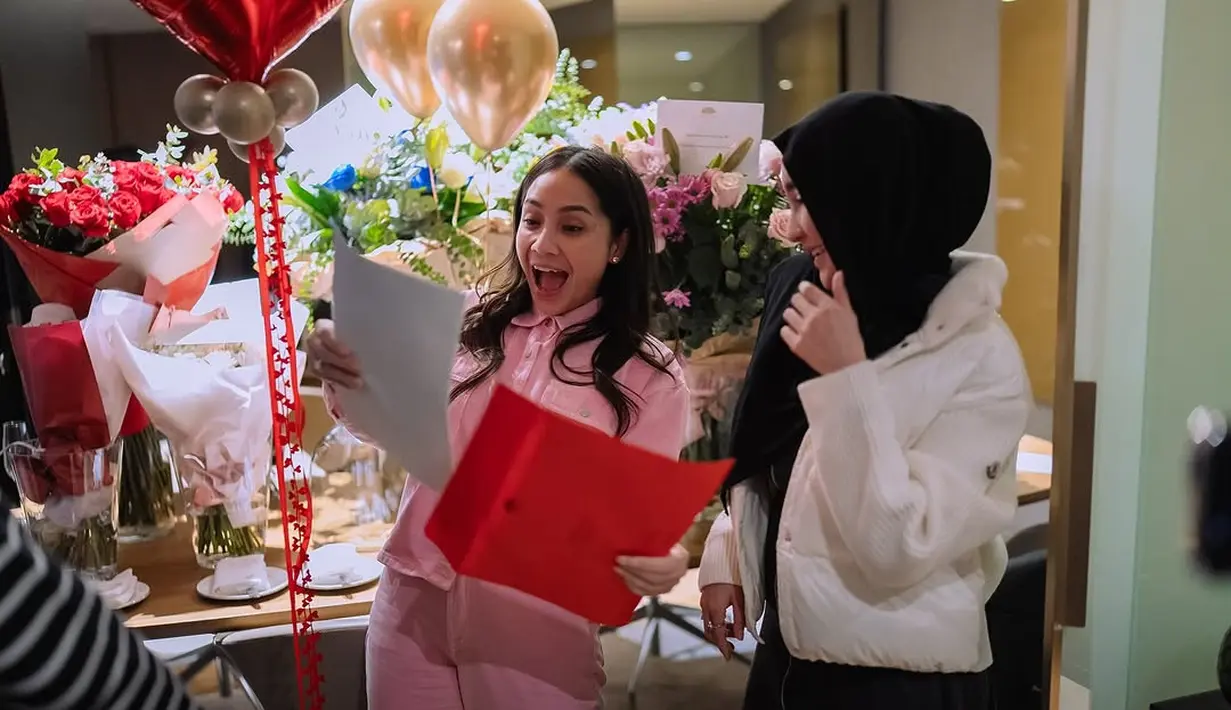 Rambut panjangnya dibiarkan tergerai natural, menciptakan tampilan effortless yang tetap elegan. Dengan senyum hangat sambil memegang kue ulang tahun, Nagita menunjukkan bahwa usia 37 tahun bukanlah halangan untuk tetap tampil memikat. [@raffinagita1717].