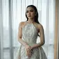 Dinikahi Rizky Febian, Mahalini tampil menawan bergaun halterneck rancangan Hian Tjen dalam resepsi pernikahan di Hotel Raffles Jakarta, Jumat (10/5/2024). (Foto: Dok. Instagram @hiantjen)