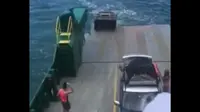 Mobil tercebur ke laut