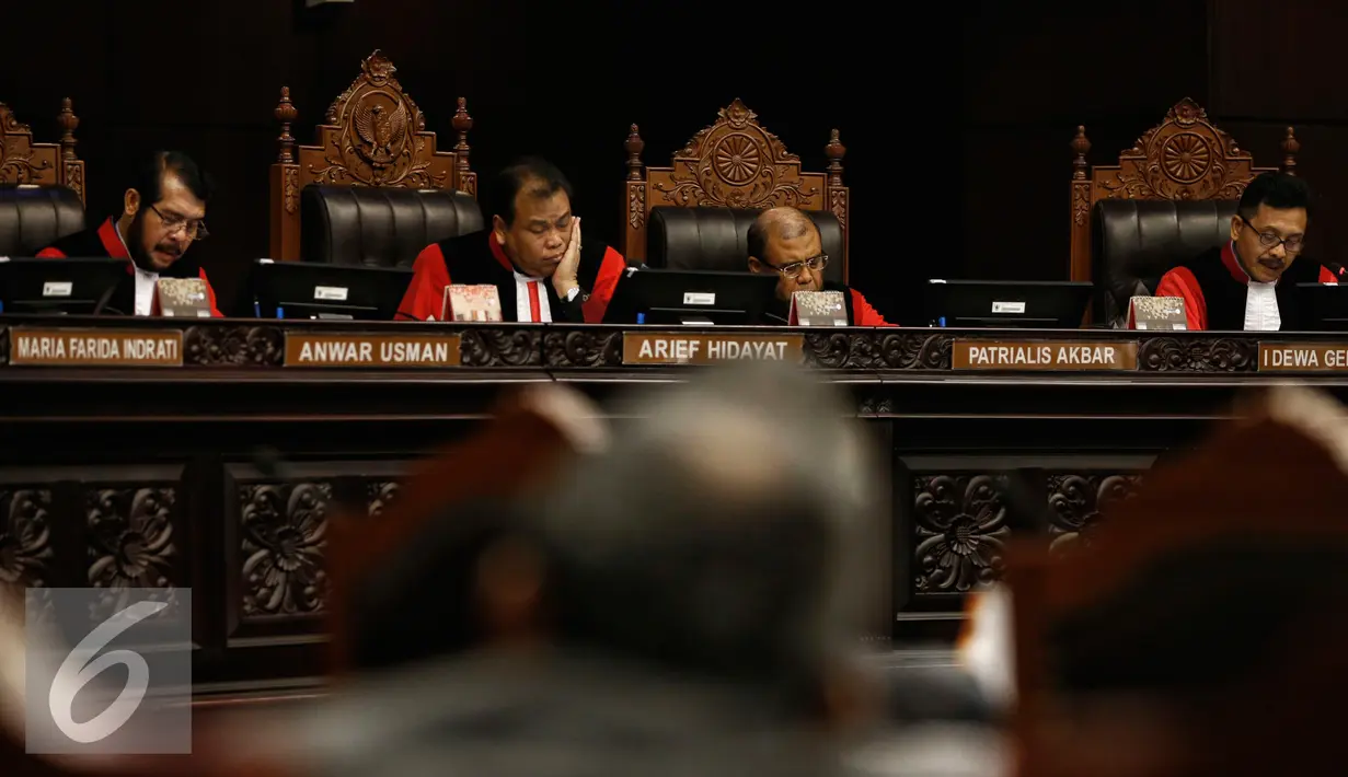 Ketua MK, Arief Hidayat memimpin putusan 3 gugatan perkara PHP kepala daerah 2015, Jakarta, Senin (22/2). Ketiga permohonan gugatan yang akan diputus adalah Kabupaten Halmahera Selatan, Mamberamo Raya, dan Kuantan Singingi. (Liputan6.com/Faizal Fanani)