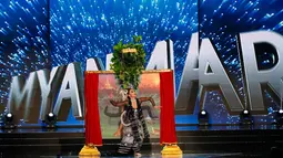 Wakil Myanmar, Htet Htet Htun menampilkan kostum nasionalnya di sesi Preliminary Show Miss Universe 2016 di Manila, Filipina, Kamis (26/1). Miss Myanmar berdandan seperti boneka, mewakili seorang putri khas dari dinasti Bagan. (AP Photo/Bullit Marquez)