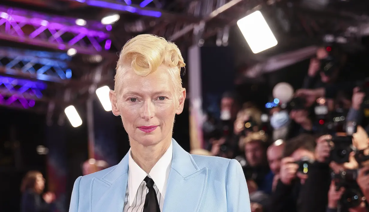 Tilda Swinton berpose untuk para fotografer setibanya di pemutaran perdana film 'The Eternal Daughter' dalam Festival Film London BFI 2022 di London, Kamis, 6 Oktober 2022. Tilda memancarkan kepercayaan diri di karpet merah acara tersebut. (Photo by Vianney Le Caer/Invision/AP)