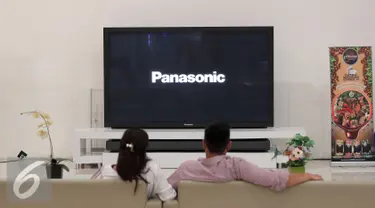 Pengunjung melihat produk Panasonic di Elektronic City, Jakarta, Kamis (4/2). Kabar penutupan dua pabrik PT Panasonic Lighting di Jawa Timur dan Jawa Barat, tidak akan mempengaruhi bisnis penjualan Panasonic di Tanah Air. (Liputan6.com/Angga Yuniar)