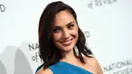 Aktris dan model Israel, Gal Gadot tersenyum saat menghadiri acara "National Board of Review Awards" di New York, Amerika Serikat, (9/1). Wanita 32 tahun ini tampil cantik dengan gaun berwarna biru. (AFP Photo/ Angela Weiss)