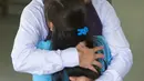 Petinju Filipina Manny Pacquiao memeluk Mary Jane saat menjenguk di Lapas Wirogunan, Yogyakarta, Jumat (10/7/2015). Manny juga memberikan sejumlah uang kepada terpidana mati asal Filipina itu. (REUTERS/Ignatius eswe)