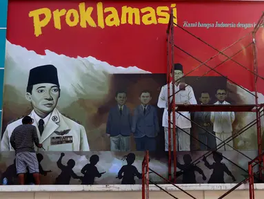 Pekerja tengah membuat mural detik detik proklamasi kemerdekaan Republik Indonesia di Pondok Aren, Tangerang Selatan, Rabu (22/7/2020). Pembuatan mural tersebut untuk menyambut HUT ke-75 kemerdekan RI pada bulan Agustus mendatang. (Liputan6.com/Angga Yuniar)