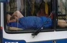 10 Potret Penumpang Tidur Lelap di Bus Tapi Kelakuannya Benar-benar Bikin Melongo