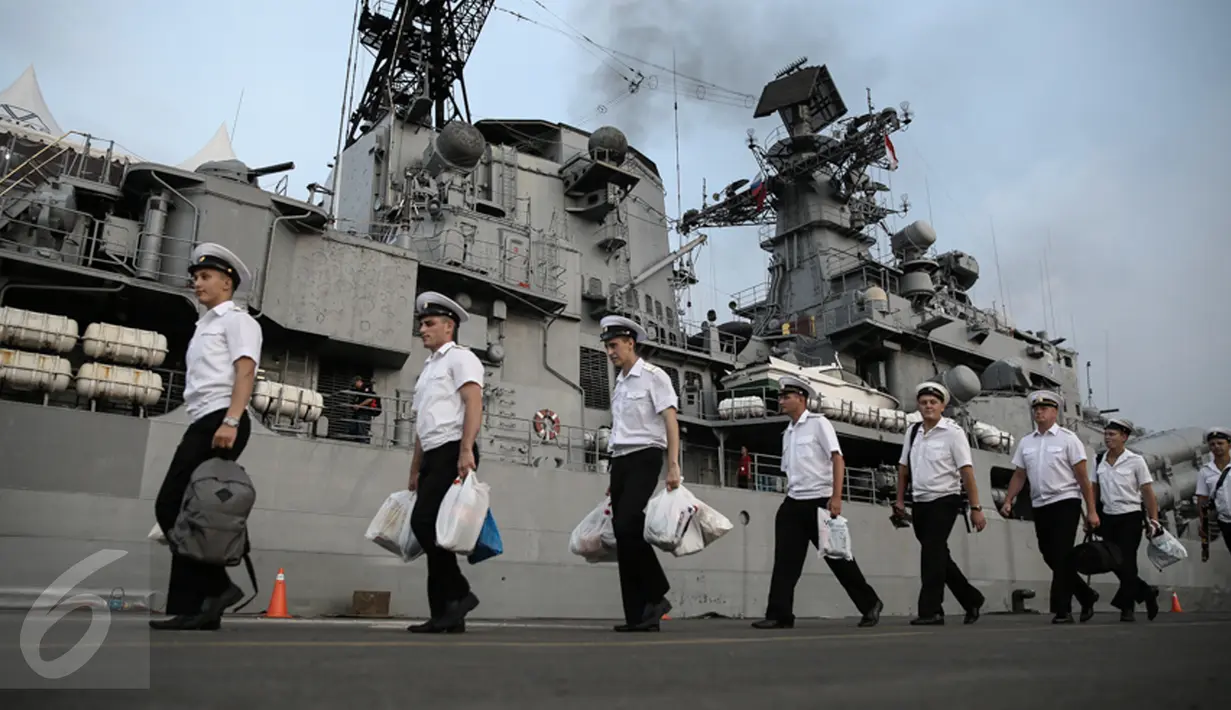 Sejumlah prajurit membawa perbekalan ke The Destroyer Bystriy atau Kapal perang penghancur Bystriy milik Rusia saat bersandar di Pelabuhan Tanjung Priok, Jakarta, Senin (28/12/2015). (Liputan6.com/Faizal Fanani)
