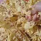 Cara Goreng Peyek agar Tipis dan Gurih, Serap Sedikit Minyak (Credit:YouTube/Yuli Filza)