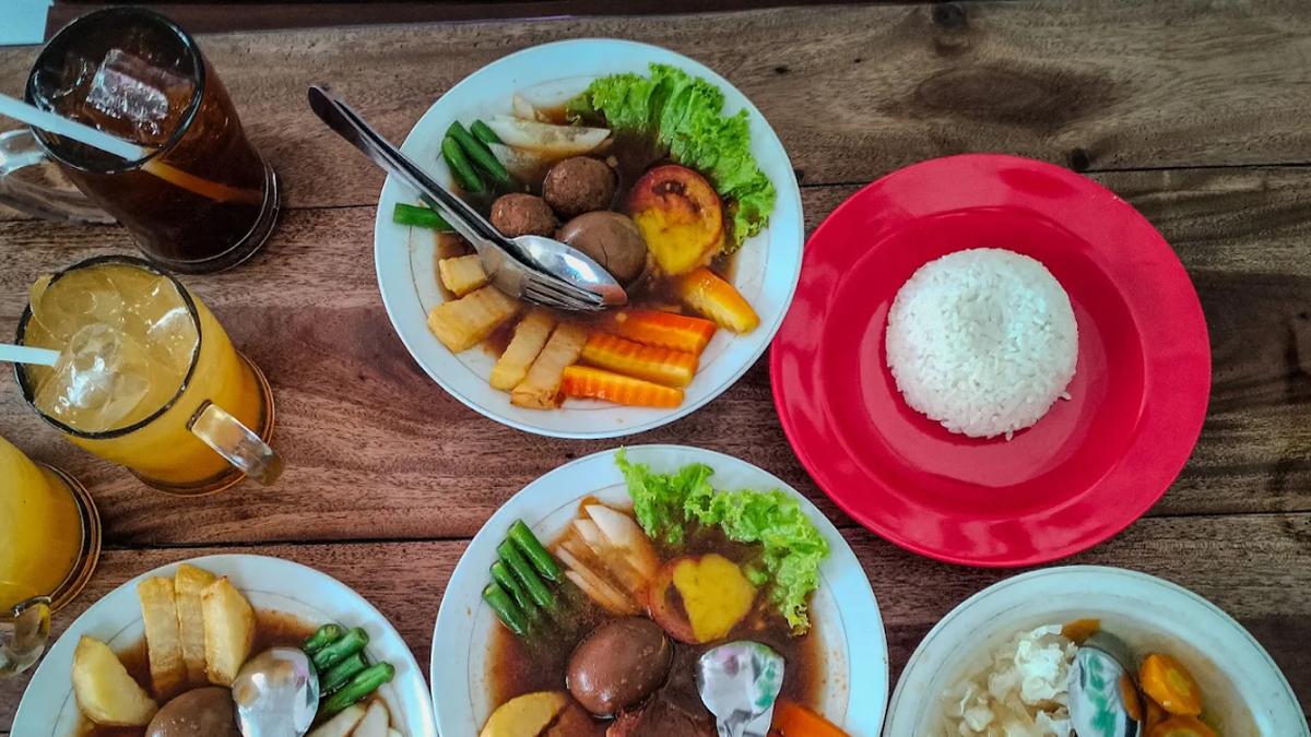 12 Rekomendasi Tempat Makan Enak Dekat Pura Mangkunegaran Solo, Wisata Kuliner 2026