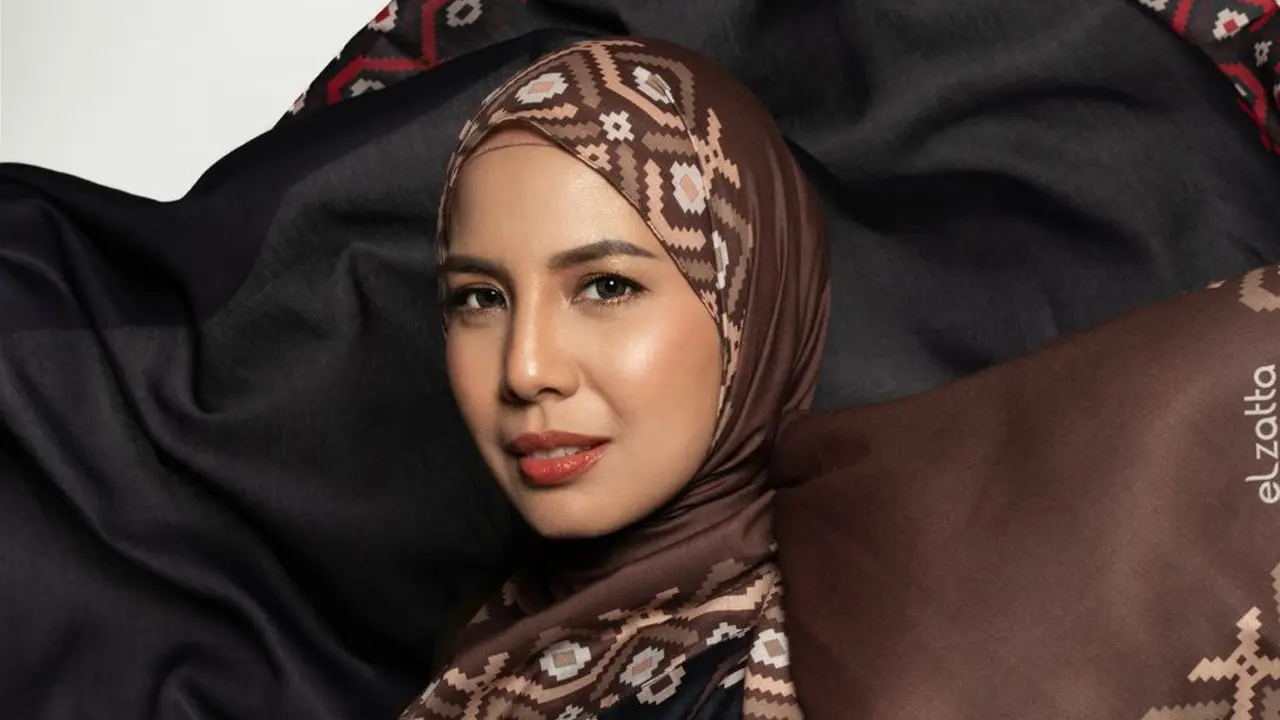 Tya Ariestya Bersama Marini Zumarnis Tampil dengan Scraf Koleksi Ramadan