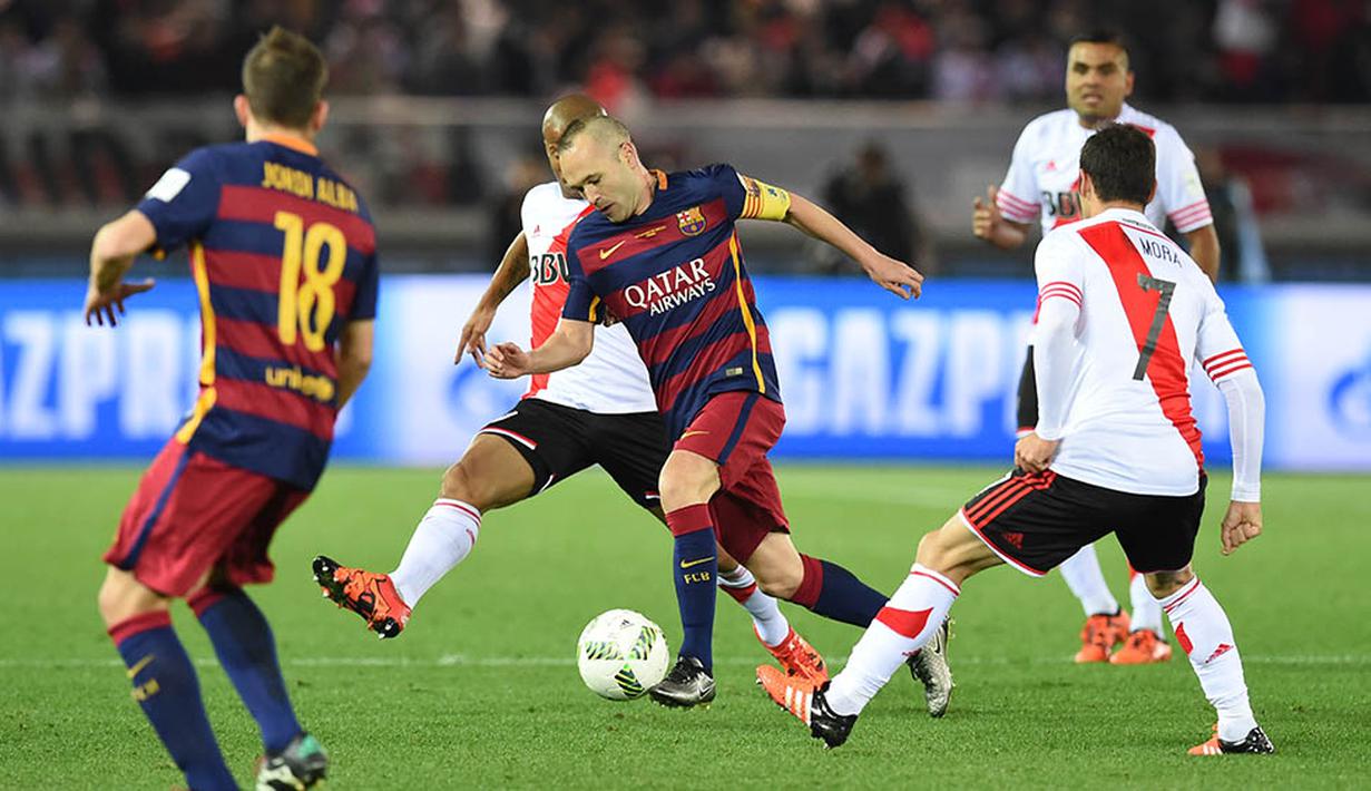Kapten Barcelona, Andres Iniesta, menggiring bola melewati pemain River Plate pada final Piala Dunia Antarklub 2015 di Internationa Stadium Yokohama. (AFP/Toshifumi Kitamura)