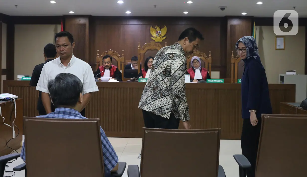 Presdir PT Angkasa Pura (AP) II, Muhammad Awaluddin (kedua kanan) usai mengucap sumpah jelang menjadi saksi pada sidang lanjutan dugaan suap pengadaan Baggage Handling System (BHS) dengan terdakwa Andi Taswin Nur di Pengadilan Tipikor, Jakarta, Senin (18/11/2019). (Liputan6.com/Helmi Fithriansyah)
