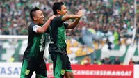 Gelandang Persebaya Surabaya, Rendi Irwan Saputra (kiri) dan Fandi Eko Utomo. (Bola.com/Aditya Wany)