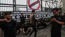 Demonstran saat berunjuk rasa di depan Gedung MPR/DPR/DPD, Jalan Gatot Subroto, Jakarta, Jumat (20/5/2022). Demonstran menuntut berbagai isu, di antaranya Omnibus Law dan penurunan harga sembako serta bahan bakar minyak (BBM). (Liputan6.com/Johan Tallo)
