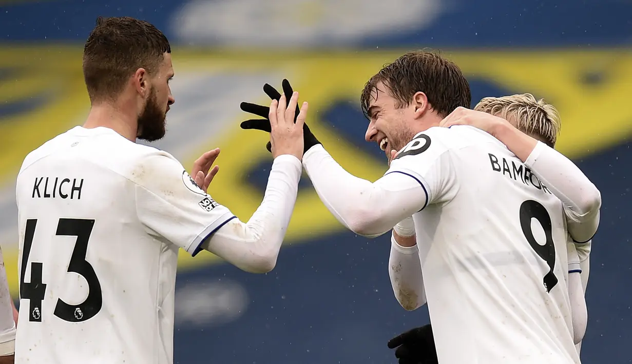 Striker Leeds United, Patrick Bamford (kanan) melakukan selebrasi usai mencetak gol kedua timnya ke gawang Tottenham Hotspur dalam laga lanjutan Liga Inggris 2020/2021 pekan ke-35 di Elland Road, Leeds, Sabtu (8/5/2021). Leeds menang 3-1 atas Tottenham. (AP/Oli Scarff/Pool)