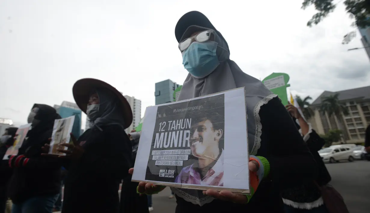 Aktivis membawa poster Munir saat berunjuk rasa memperingati Hari HAM Sedunia di Patung Kuda, Jakarta, Kamis (10/12/2020). Standar HAM diharapkan mampu diterapkan untuk mengatasi ketidaksetaraan, pengucilan, dan diskriminasi yang mengakar, sistematis, dan antargenerasi. (merdeka.com/Imam Buhori)