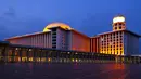 Masjid Istiqlal adalah masjid terbesar di Asia Tenggara didirikan pada tahun 1970-an,terletak di Jakarta. Masjid ini diprakarsai oleh Presiden Republik Indonesia pertama, Ir. Sukarno. Masjid ini mampu menampung orang hingga 200.000 jamaah. (Istimewa)