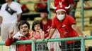 Suporter cilik ikut memberi dukungan saat Timnas Indonesia U-19 melawan Brunei Darussalam pada laga kedua Grup A Piala AFF U-19 2022 di Stadion Patriot Candrabhaga, Bekasi, Senin (4/7/2022). (Bola.com/M Iqbal Ichsan)