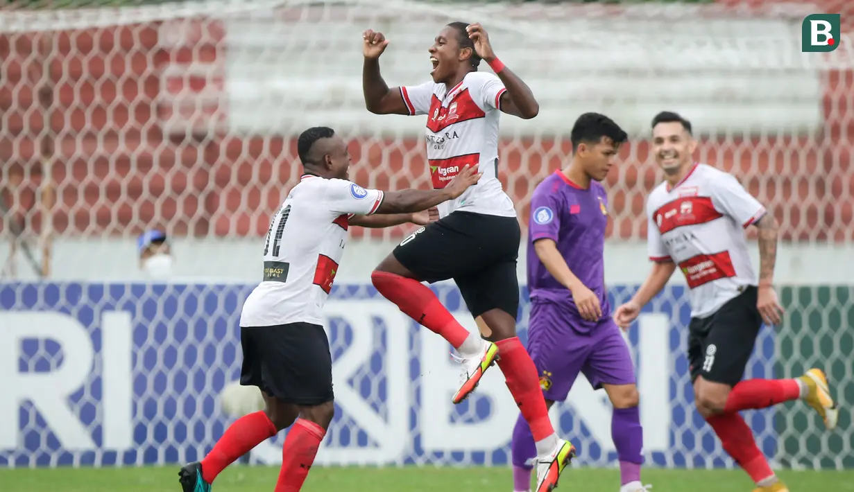Pemain Madura United, Hugo Gomes "Jaja" (tengah) melakukan selebrasi usai mencetak gol kedua ke gawang Persik Kediri dalam laga pekan ke-13 BRI Liga 1 2021/2022 di Stadion Moch. Soebroto, Magelang, Rabu (24/11/2021). (Bola.com/Bagaskara Lazuardi)