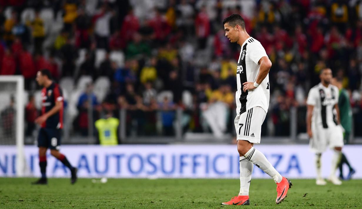 Bintang Juventus, Cristiano Ronaldo, tampak kecewa usai ditahan imbang Genoa pada laga Serie A Italia di Stadion Allianz, Turin, Sabtu (20/10). Kedua klub bermain imbang 1-1. (AFP/Marco Bertorello)