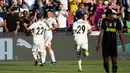 Gelandang Real Madrid Gareth Bale berselebrasi dengan rekannya Isco usai mencetak gol ke gawang Juventus pada pertandingan ICC 2018 di Landover, Md (4/8). Madrid menang telak 3-1 atas Juventus. (AP Photo/Nick Wass)
