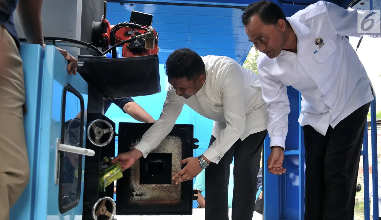Kepala BNN Komjen Pol Heru Winarko dan Duta Besar Sri Lanka untuk Indonesia Dharsana Perera saat melakukan pemusnahan narkotika di Badan Narkotika Nasional (BNN), Jakarta, Selasa (12/3).   (merdeka.com/ Iqbal S. Nugroho)