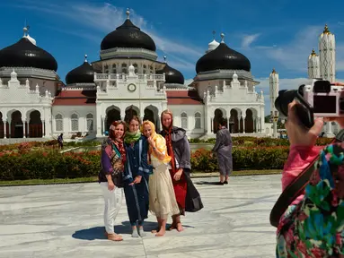 Masjid Raya Baiturrahman menjadi salah satu masjid yang menjadi incaran bagi wisatawan yang berkunjung ke Provinsi Aceh (CHAIDEER MAHYUDDIN / AFP)