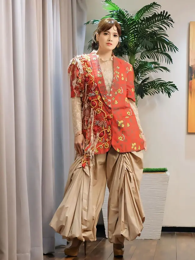 Outer Batik Floral Merah dengan Celana Drapery Volume