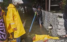 Pemkot Makassar Kerahkan 40 Personel Satgas Drainase untuk Atasi Banjir di Jalan Nasional