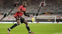 Dalam laga kemenangan Manchester United 6-2 atas AS Roma, Paul Pogba sukses mencetak 1 gol lewat sundulan kepala memanfaatkan umpan Bruno Fernandes. (AP/Jon Super)