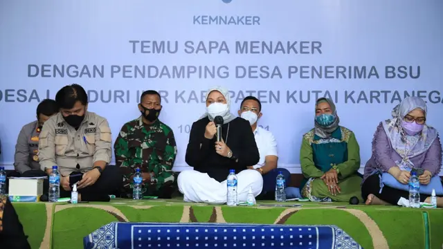 Menteri Ketenagakerjaan, Ida Fauziyah melakukan dialog dengan puluhan pendamping desa yang menjadi penerima Bantuan Subsidi Gaji/Upah (BSU) tahun 2021.