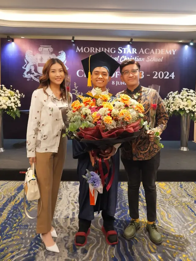 Betrand Peto Wisuda SMA