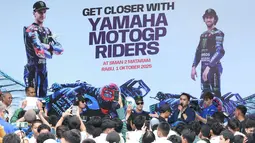 Ribuan siswa dan guru menyambut hangat kehadiran dua bintang MotoGP dunia tersebut dalam acara meet and greet yang berlangsung meriah. (Bola.com/M Iqbal Ichsan)