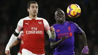 Gelandang Arsenal, Henrikh Mkhitaryan, beradu cepat dengan gelandang Liverpool, Sadio Mane, pada laga Premier League di Stadion Emirates, London, Minggu (3/11). Kedua klub bermain imbang 1-1. (AFP/Ian Kington)