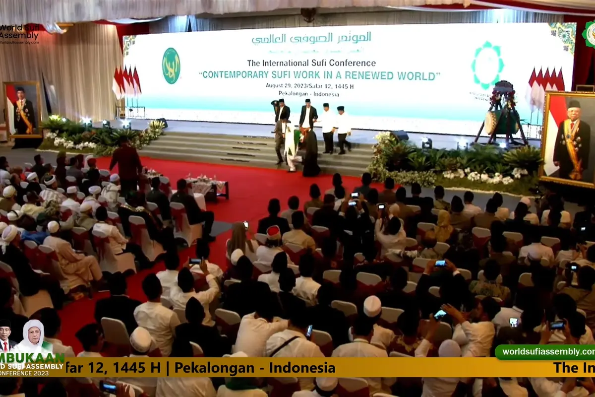 Momen Prabowo dan Ganjar terlihat saling bergandengan dan tertawa bersama di acara Muktamar Sufi Internasional di Kota Pekalongan, Jawa Tengah.
