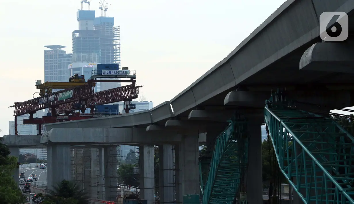 Suasana pembangunan jalur LRT di kawasan Jalan HR Rasuna Said, Jakarta, Rabu (8/7/2020). Wabah Covid-19 memengaruhi kondisi kesejahteraan masyarakat dan pertumbuhan ekonomi Indonesia pada tahun 2020 yang diproyeksikan -0,4 sampai dengan 1,0 persen. (Liputan6.com/Helmi Fithriansyah)
