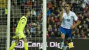 Pemain belakang Italia, Leonardo Bonucci (kanan), merayakan golnya ke gawang Norwegia di laga kualifikasi Piala Eropa grup H 2016 di Stadion Ullevaal, Oslo, (10/9/2014). (AFP PHOTO/Fredrik Varfjell)