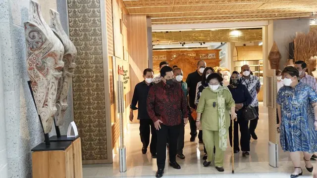 Presiden Kelima Indonesia Megawati Soekarnoputri meninjau Gedung Sarinah yang baru rampung direnovasi, Senin (13/6/2022). Kunjungan Megawati ini didampingi oleh Menteri BUMN, Erick Thohir. (Dok BUMN)