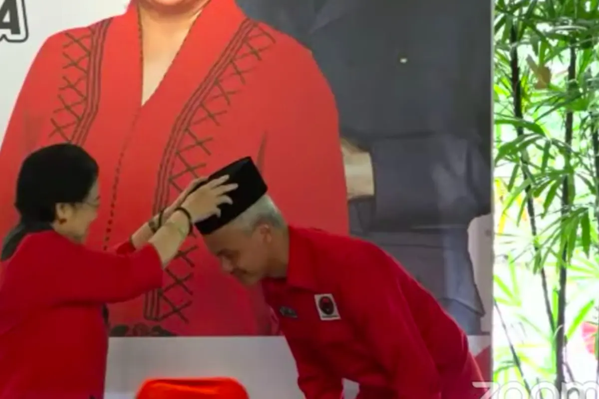 Ketum PDIP Megawati Soekarnoputri memakaikan Kopiah kepada Ganjar Pranowo usai resmi menjadi capres. (Istimewa)
