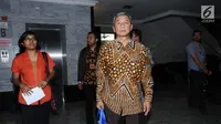 Mantan Wakil Ketua KPK M Busyro Muqoddas (kanan) bersama sejumlah aktivis di gedung MK, Jakarta, Kamis (7/12). Mereka mengajukan permohonan mencabut gugatan pasal 79 ayat 3 UU MD3 tentang hak angket. (Liputan6.com/Helmi Fithriansyah)