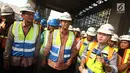 Gubernur DKI Jakarta Anies Rasyid Baswedan dan wakilnya Sandiaga Uno meninjau proyek MRT di Jakarta, Jumat (20/10). Pembangunan MRT fase 1 (Lebak Bulus-Bundaran HI) per September 2017 telah mencapai 80,5 persen. (Liputan6.com/Immanuel Antonius)