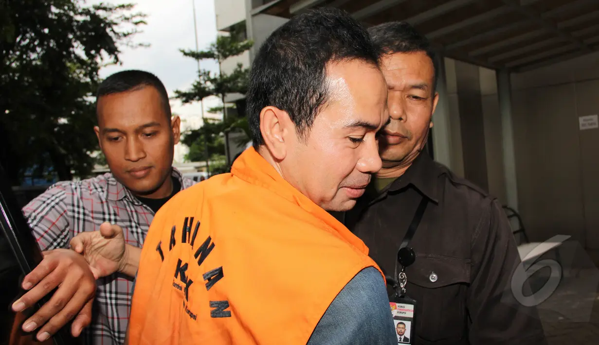 Terpidana kasus suap sengketa Pilkada Lebak di MK, Tubagus Chaeri Wardana (tengah) meninggalkan Rutan KPK Jakarta, (17/3/2015). KPK memindahkan Wawan, yang status hukumnya sudah berkekuatan tetap ke LP Sukamiskin Bandung. (Liputan6.com/Helmi Afandi)