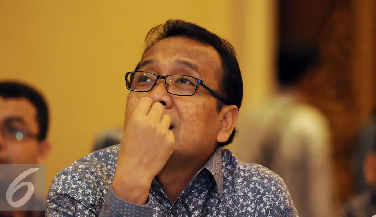 Menteri Sekretariat Negara, Pratikno saat menyaksikan pemutaran film dokumenter pada peringatan 17 tahun ICW di Jakarta, Selasa (4/8/2015). Peringatan 17 tahun ICW bersamaan dengan pembukaan Sekolah Anti Korupsi. (Liputan6.com/Helmi Fithriansyah)