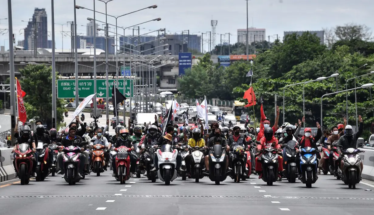 Demonstran melakukan konvoi saat berunjuk rasa di Bangkok, Thailand, Jumat (10/9/2021). Demonstran mendesak Perdana Menteri Thailand Prayut Chan-O-Cha mengundurkan diri atas penanganan pemerintah terhadap COVID-19 dan pembebasan tahanan politik. (LILLIAN SUWANRUMPHA/AFP)